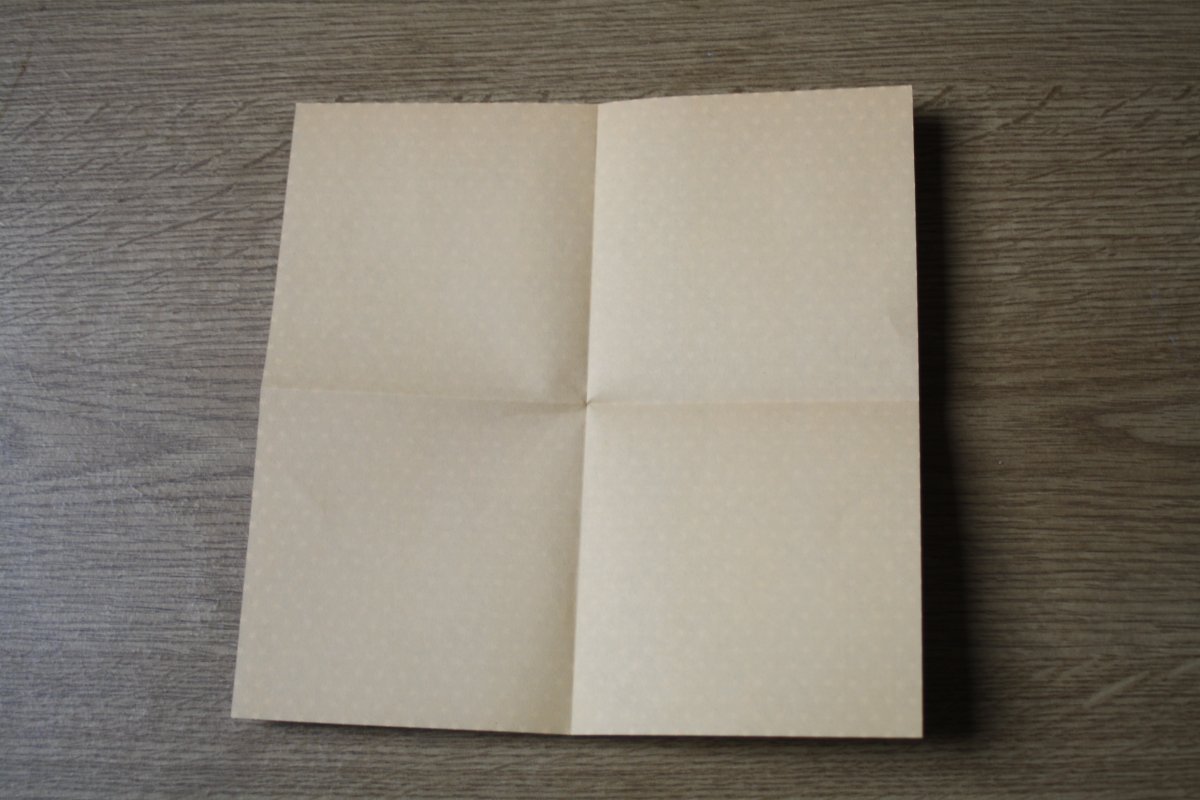 Origami_etape1_Bellefeegore.JPG